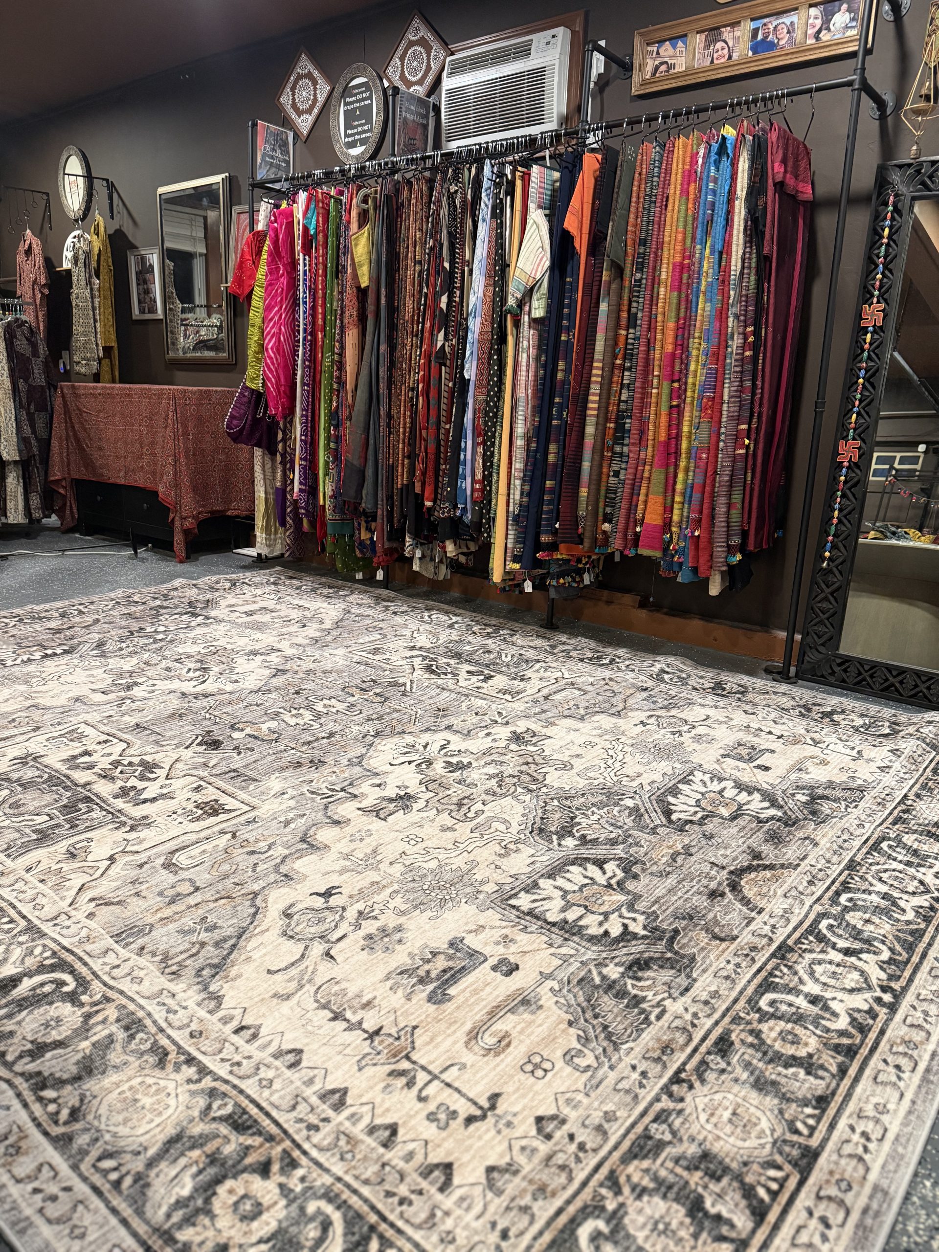 Pehramni boutique display