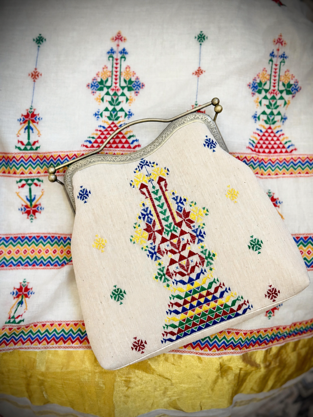 Handcrafted embroidered purse by Pehramni